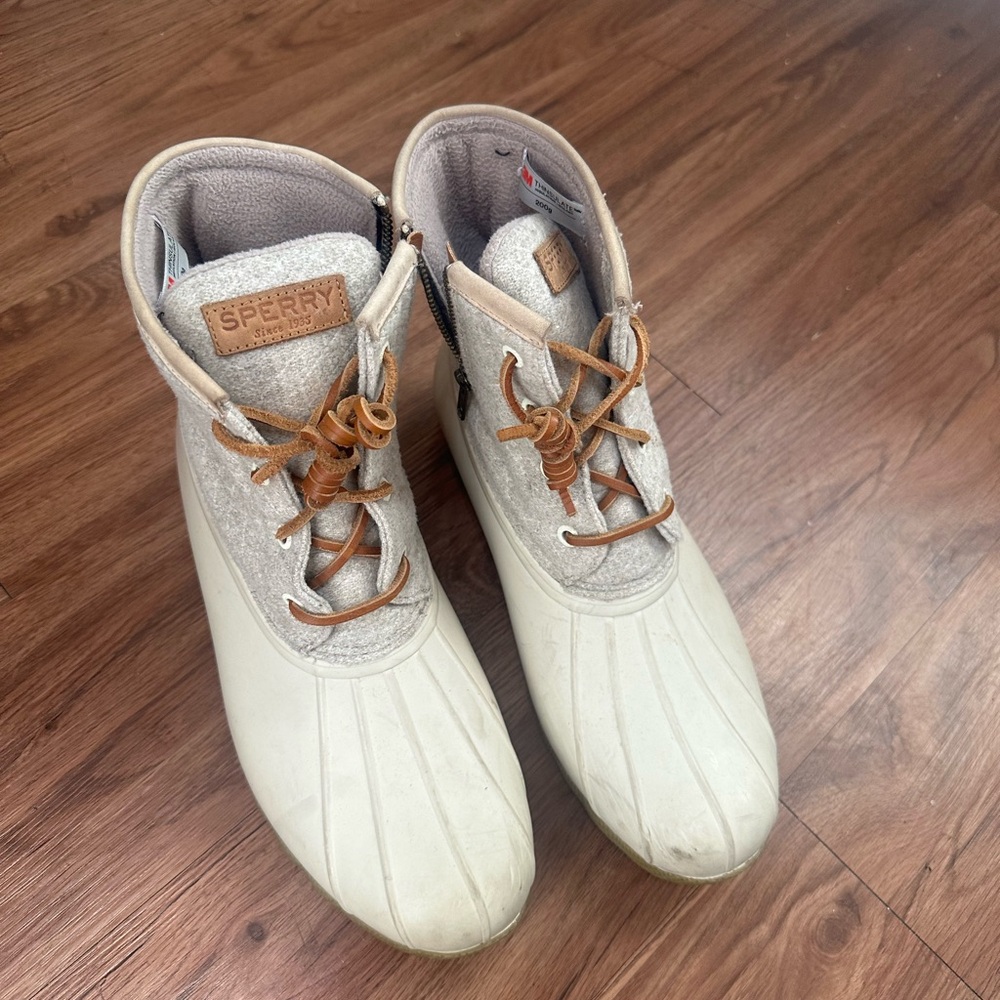 Woman’s Sperry Duck Boots in Cream and Tan